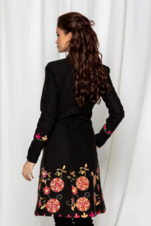 palton-negru-cu-broderie-florala dama