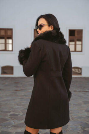 palton elegant negru in clos