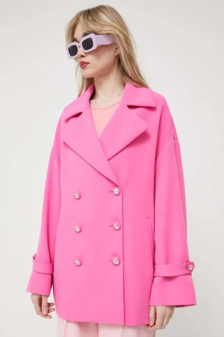 palton roz dama Chiara Ferragni cu doua randuri de nasturi